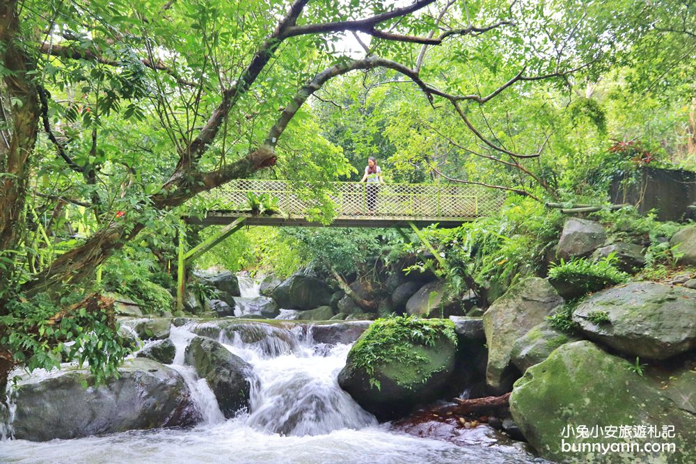 新北萬里淺沐道休閒農莊，石板烤肉、小溪盪鞦韆、戲水池超好玩，桶仔雞嫩又多汁好無敵