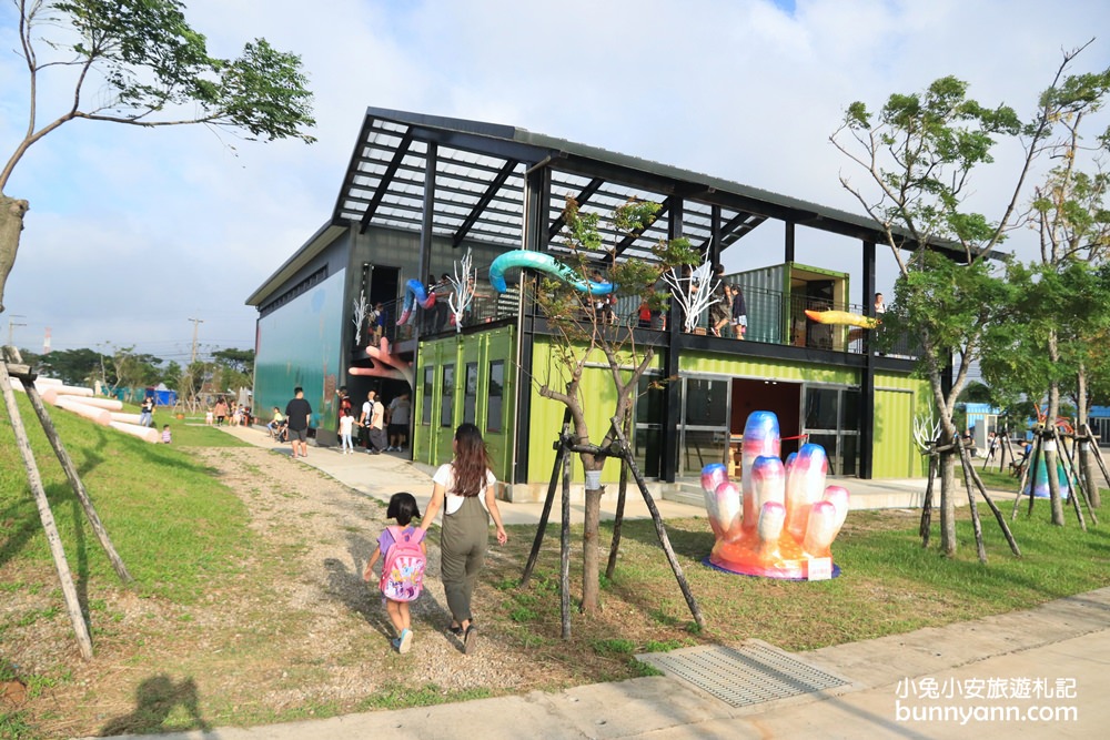 桃園》免費新景點！可愛長頸鹿村長、稻草小熊、鄉村莊園，還有各式表演玩不停～