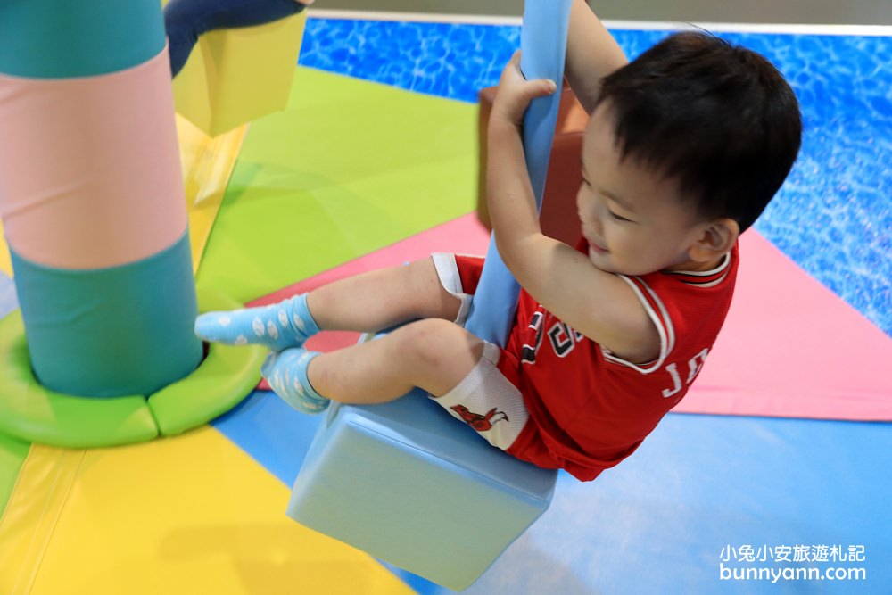 基隆景點》樂飛親子遊樂園，海洋風夢幻球池、海盜船溜滑梯、親子沙坑玩到翻~