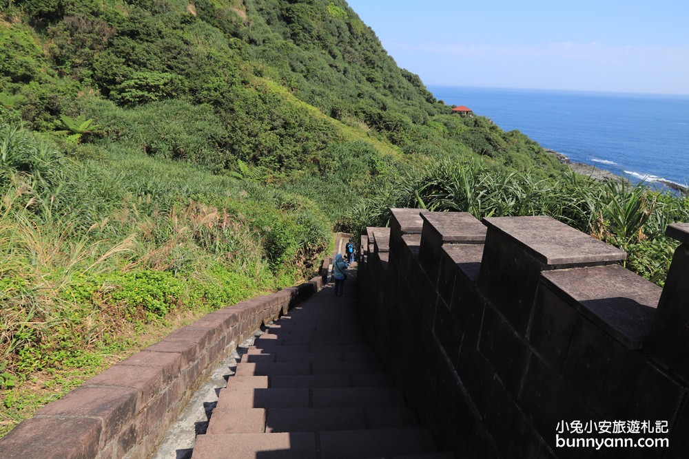 新北景點》鼻頭角步道，山谷裡的迷彩營區，欣賞鼻頭角海岸無敵海景