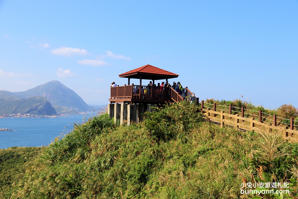 新北景點》鼻頭角步道，山谷裡的迷彩營區，欣賞鼻頭角海岸無敵海景