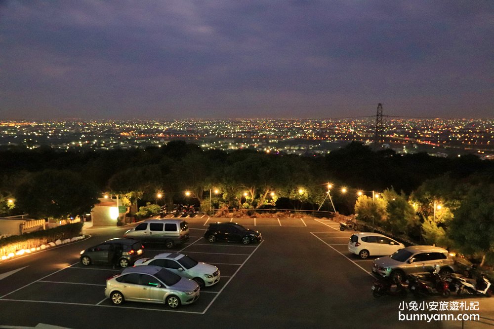 彰化賞夜景地點「極光森林」夢幻星空帳篷，在帳篷裡就能望著夜空。