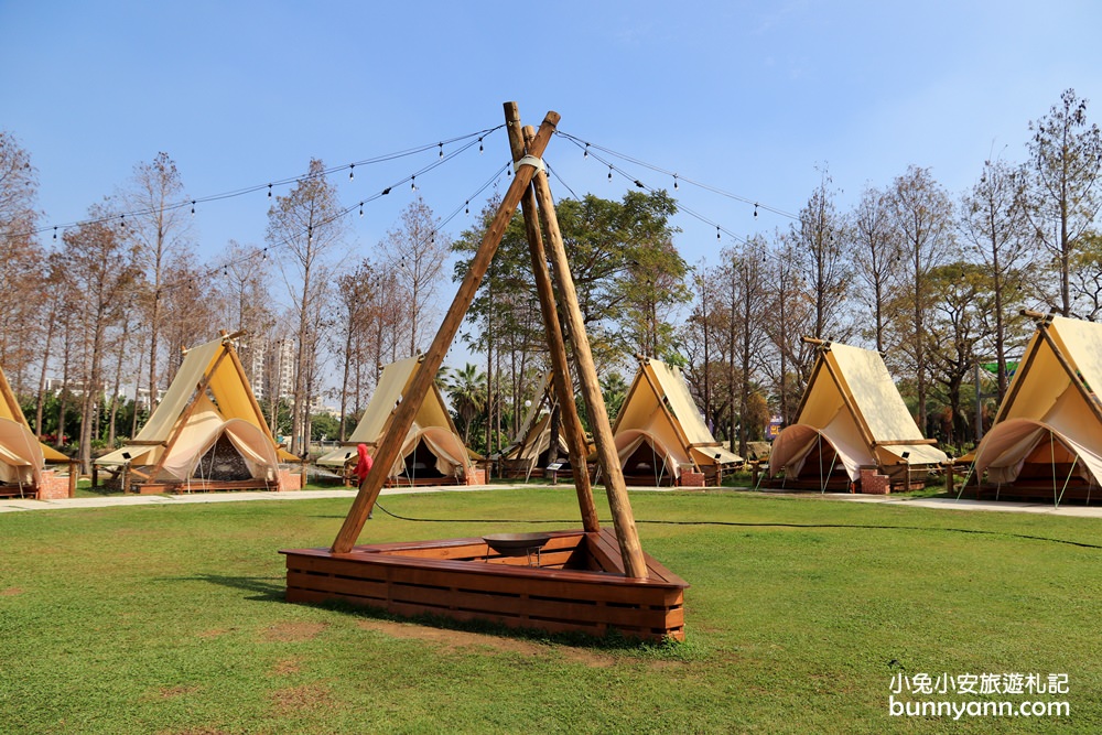 高雄景點》旅人野餐秘密基地！全新長頸鹿沙坑溜滑梯與動物親子園，隱藏在城市裡的後花園～