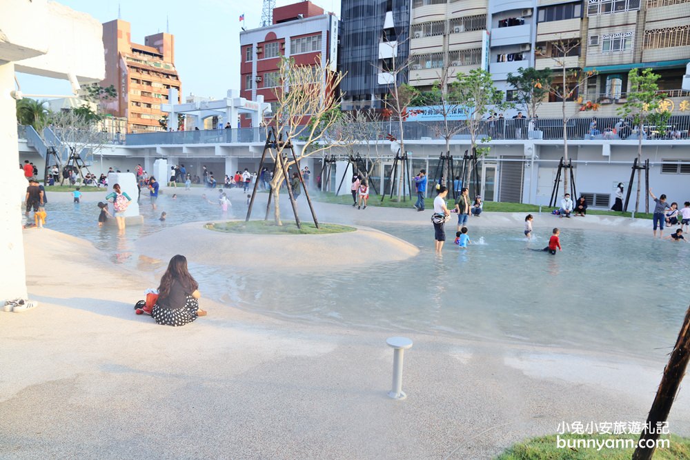 台南市區就能玩水！河樂廣場古羅馬風親水區，賞夕陽玩水都行