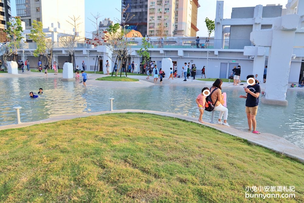 台南市區就能玩水！河樂廣場古羅馬風親水區，賞夕陽玩水都行