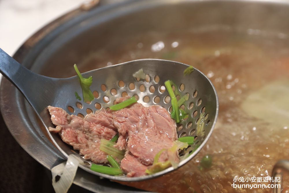 阿裕牛肉涮涮鍋崑崙店(阿裕牛肉湯二店)溫體牛肉配滷肉飯好吃。