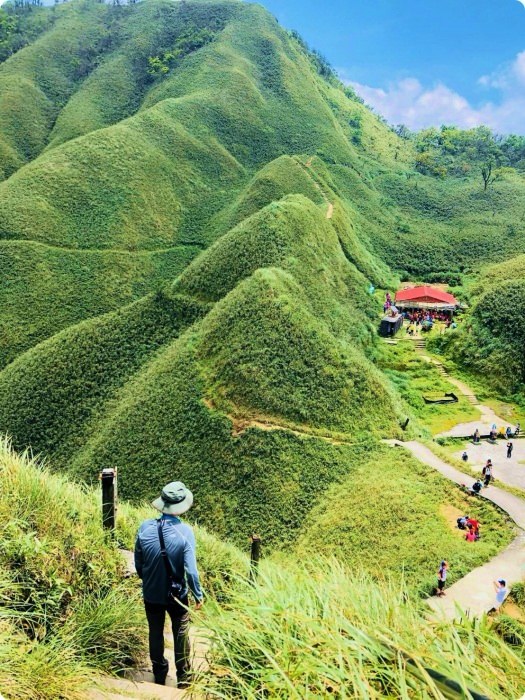 宜蘭礁溪抹茶山飄著雲霧的草原，適合季節、要爬多久一次打包。