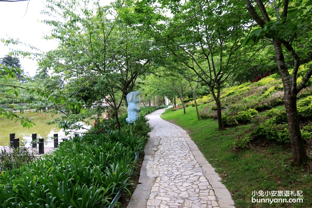 南投景點》清境農場小瑞士花園，精彩水舞秀、水上教堂，美麗天空花園