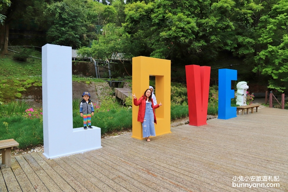 南投景點》清境農場小瑞士花園，精彩水舞秀、水上教堂，美麗天空花園