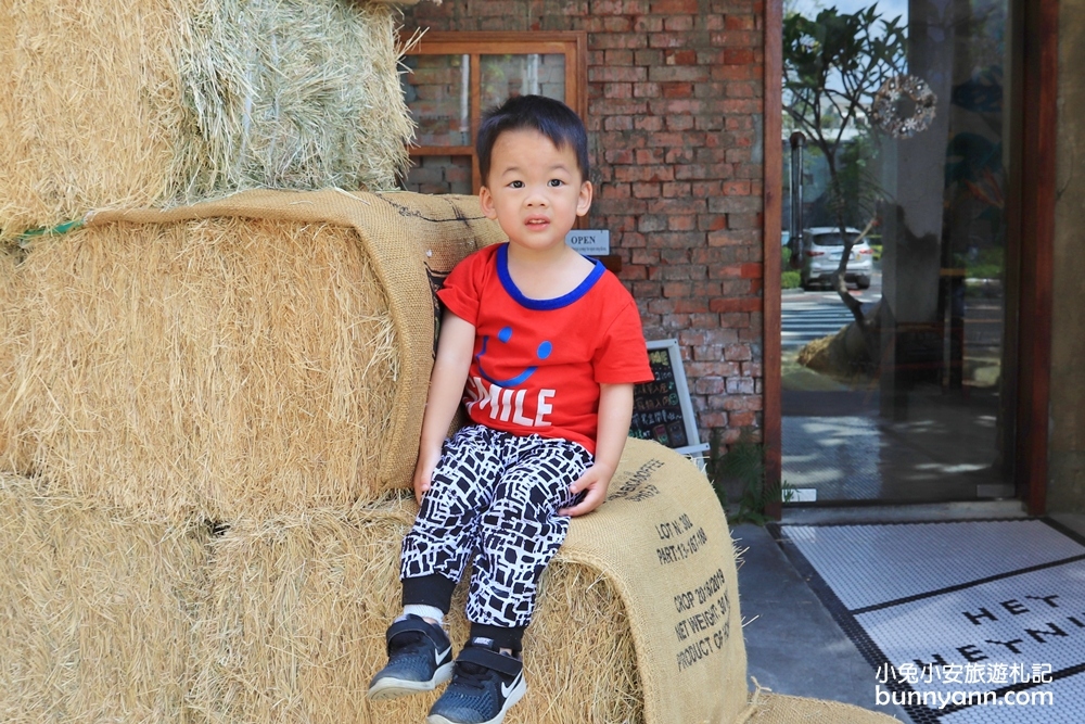 台中景點》稻草捲拍起來！堅果小巷，城市裡的玻璃咖啡屋，鄉村場景美拍無極限～