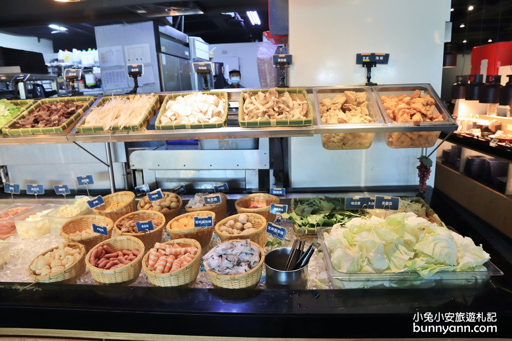 台南美食》饗麻饗辣聚餐最狂選擇！食物種類超多麻辣鍋物店，冰淇淋、螃蟹、現切優質肉片，快糾團來吃一檔～