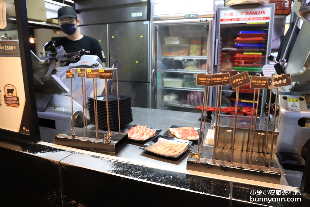 台南美食》饗麻饗辣聚餐最狂選擇！食物種類超多麻辣鍋物店，冰淇淋、螃蟹、現切優質肉片，快糾團來吃一檔～