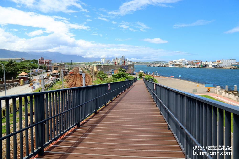 花蓮新景點》藏海邊！85度C海岸店最新紅鶴觀賞園，小天空步道、呆萌紅鶴、吃泰式燒烤超滿足～