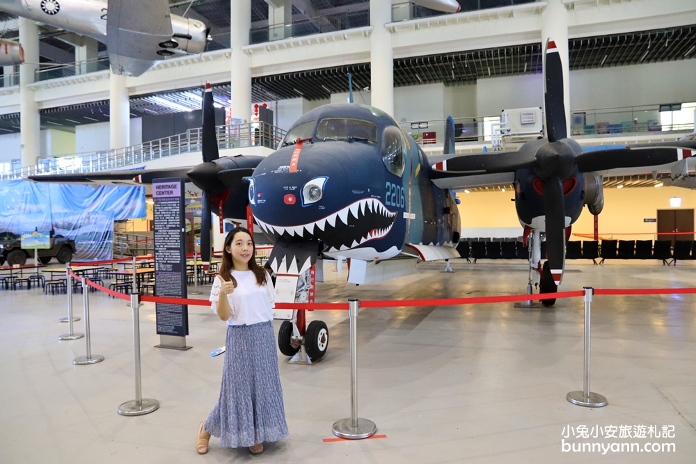 高雄景點岡山航空教育展示館，戰鬥機展示館與穿帥氣軍裝