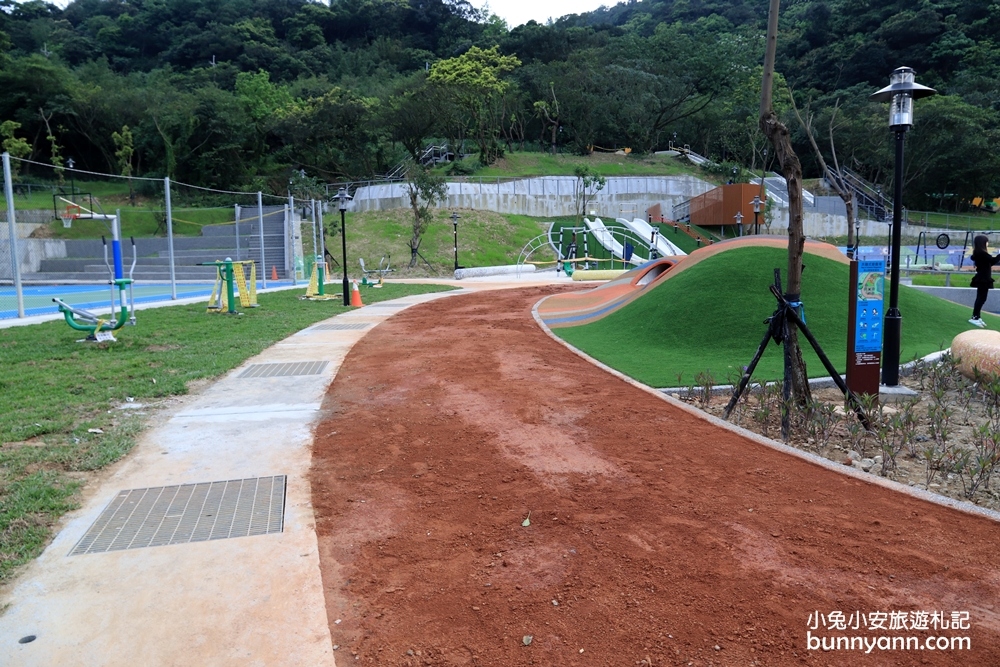 新北景點》免費新景點！童遊瑞芳運動公園新登場，山丘溜滑梯、海洋藍球場超好拍，出發溜小孩啦～