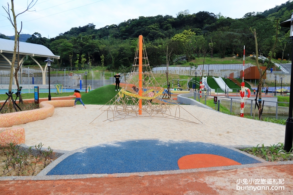 新北景點》免費新景點！童遊瑞芳運動公園新登場，山丘溜滑梯、海洋藍球場超好拍，出發溜小孩啦～