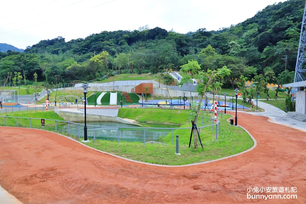 新北景點》免費新景點！童遊瑞芳運動公園新登場，山丘溜滑梯、海洋藍球場超好拍，出發溜小孩啦～