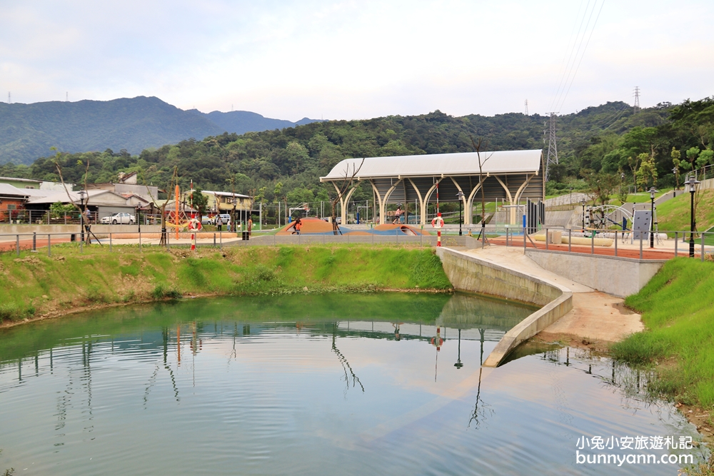 新北景點》免費新景點！童遊瑞芳運動公園新登場，山丘溜滑梯、海洋藍球場超好拍，出發溜小孩啦～