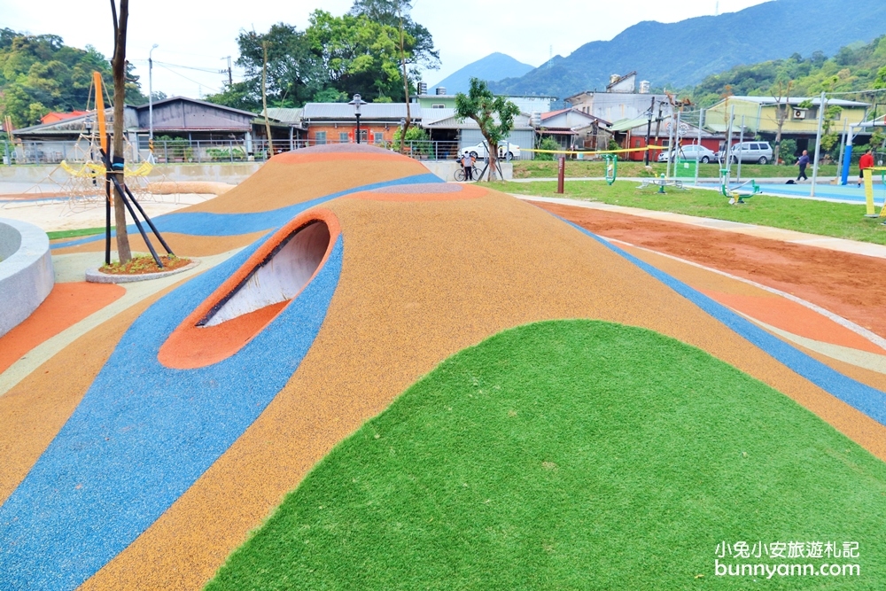 新北景點》免費新景點！童遊瑞芳運動公園新登場，山丘溜滑梯、海洋藍球場超好拍，出發溜小孩啦～