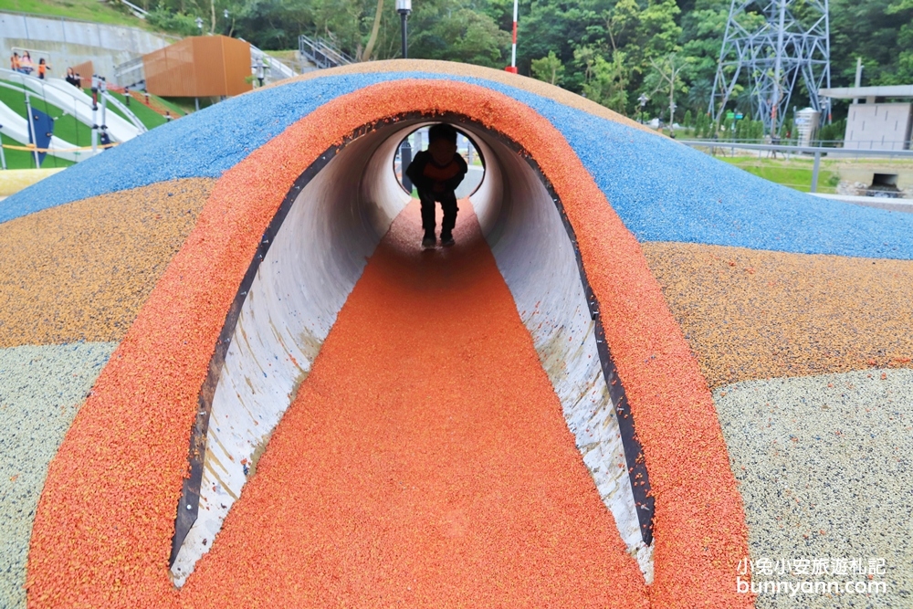 新北景點》免費新景點！童遊瑞芳運動公園新登場，山丘溜滑梯、海洋藍球場超好拍，出發溜小孩啦～