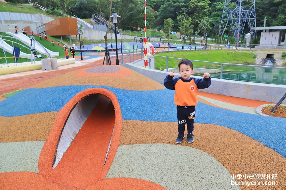 新北景點》免費新景點！童遊瑞芳運動公園新登場，山丘溜滑梯、海洋藍球場超好拍，出發溜小孩啦～