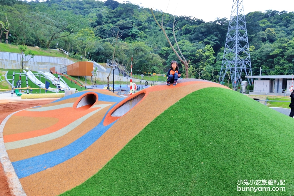 新北景點》免費新景點！童遊瑞芳運動公園新登場，山丘溜滑梯、海洋藍球場超好拍，出發溜小孩啦～