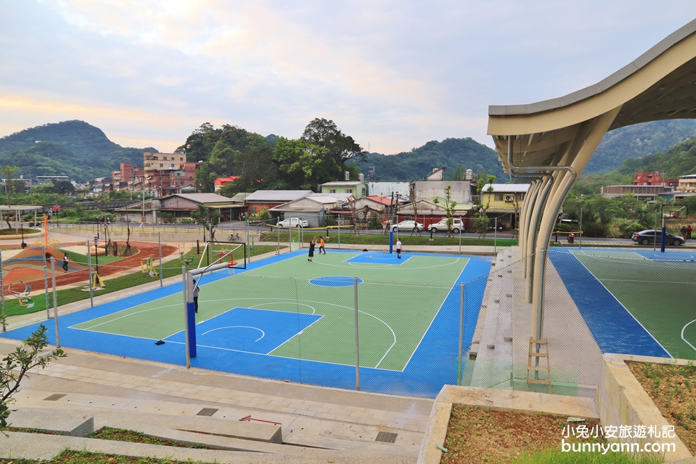 新北景點》免費新景點！童遊瑞芳運動公園新登場，山丘溜滑梯、海洋藍球場超好拍，出發溜小孩啦～