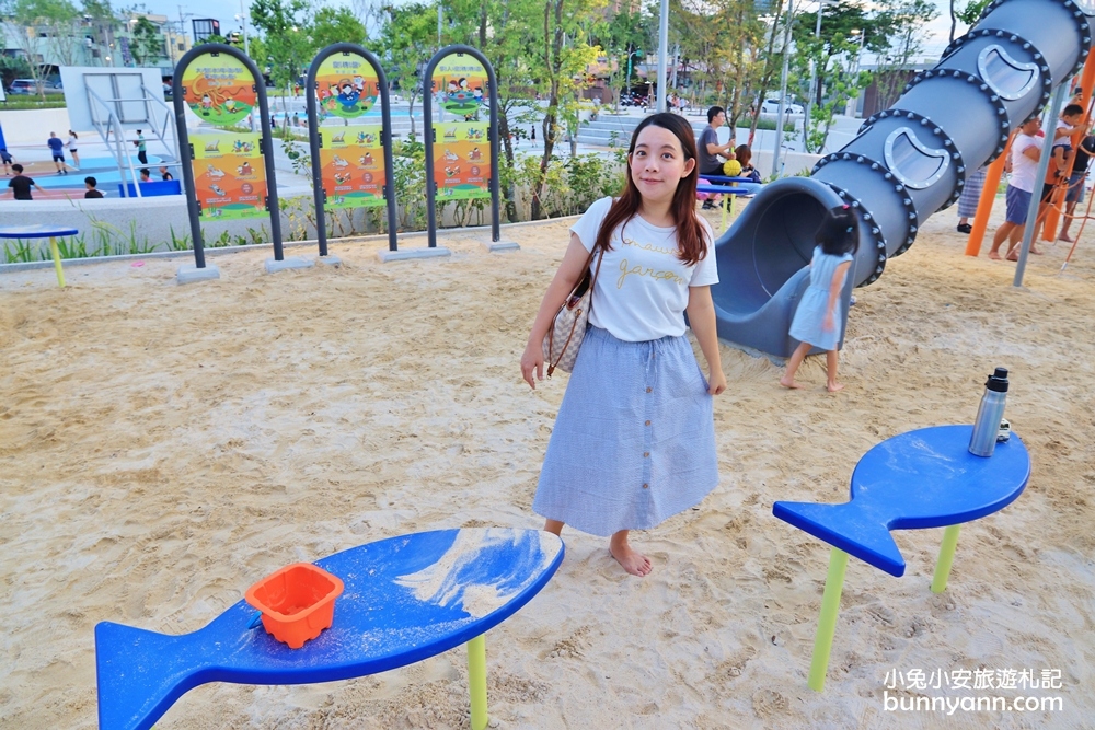 台中新景點》免費溜小孩新去處!草湖防災公園造型溜滑梯，天空藍配色球場好夢幻~