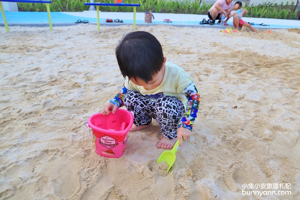 台中新景點》免費溜小孩新去處!草湖防災公園造型溜滑梯，天空藍配色球場好夢幻~