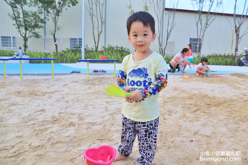 台中新景點》免費溜小孩新去處!草湖防災公園造型溜滑梯，天空藍配色球場好夢幻~