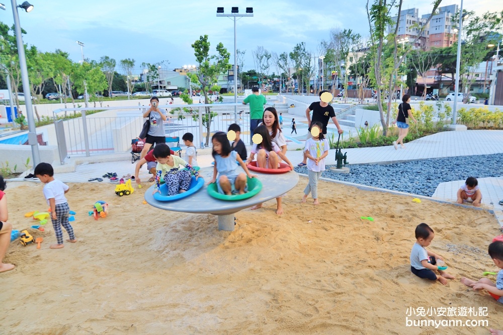 台中新景點》免費溜小孩新去處!草湖防災公園造型溜滑梯，天空藍配色球場好夢幻~