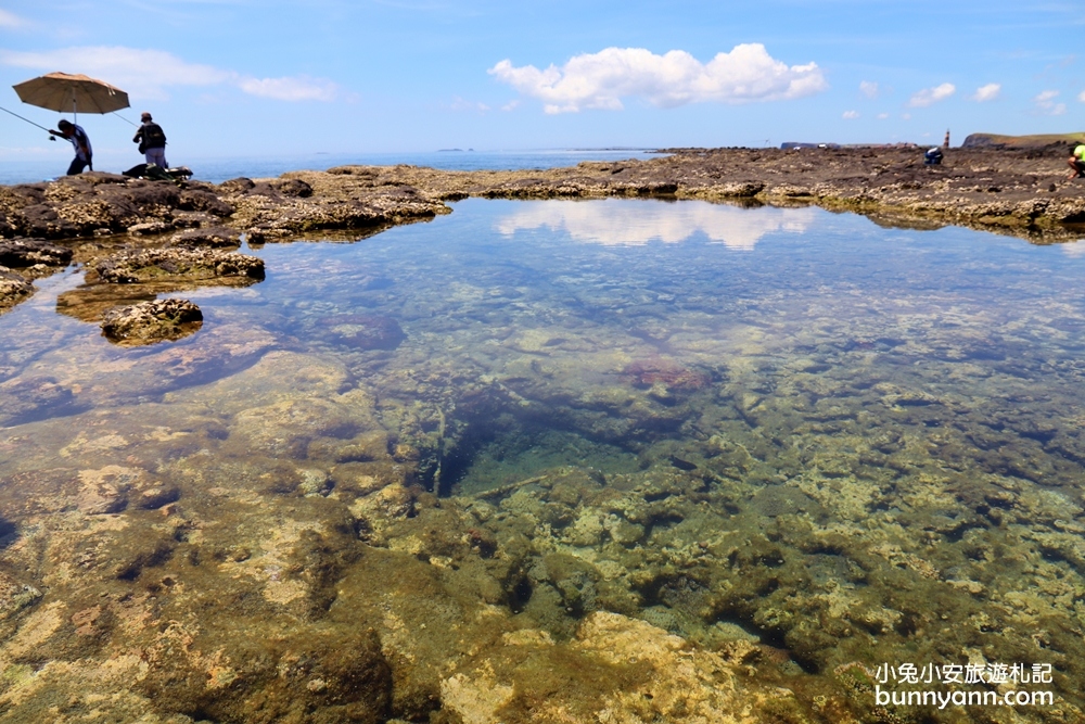 澎湖景點「龍蝦島」抓龍蝦吃泡麵，澎澎灘透明獨木舟一日遊。