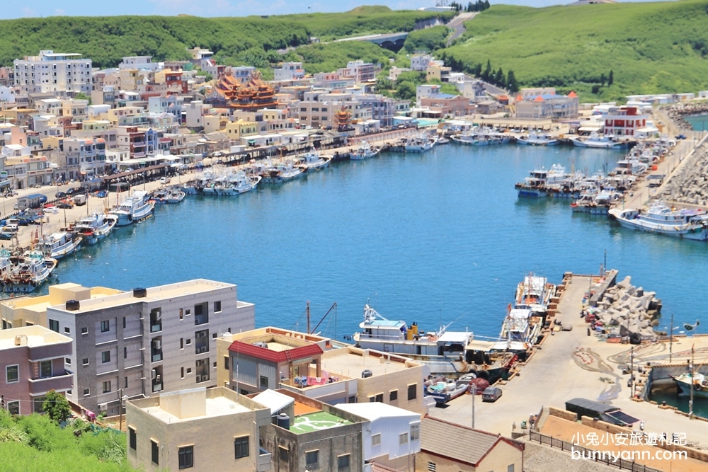 唯美地中海「西嶼三仙塔」看見聖托里尼，充滿異國風小漁港。