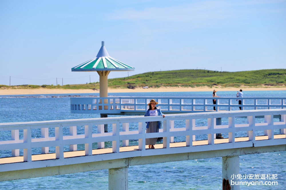 澎湖景點西嶼小池角雙曲橋，彷彿倘佯馬爾地夫浪漫海平面