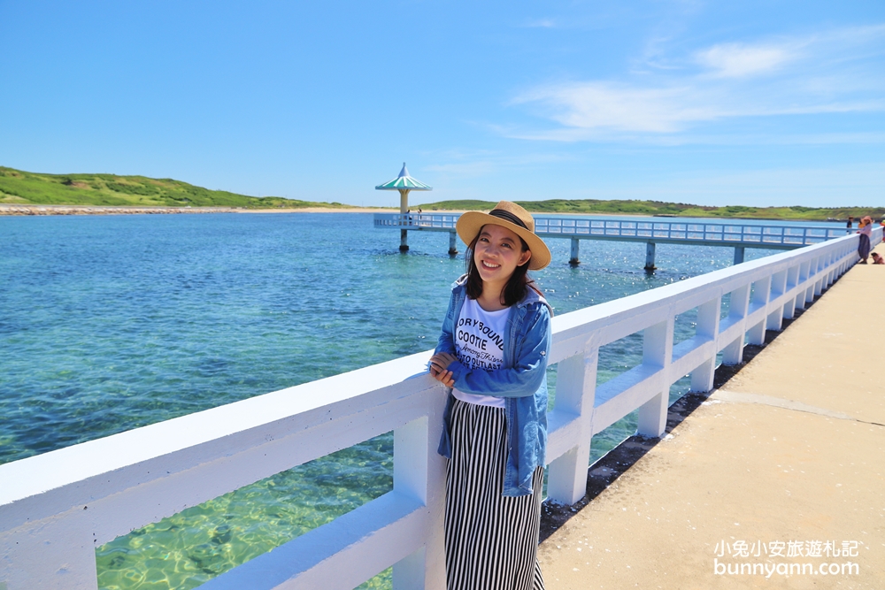 澎湖景點西嶼小池角雙曲橋，彷彿倘佯馬爾地夫浪漫海平面