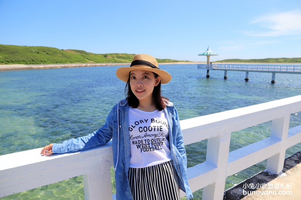 澎湖景點西嶼小池角雙曲橋，彷彿倘佯馬爾地夫浪漫海平面