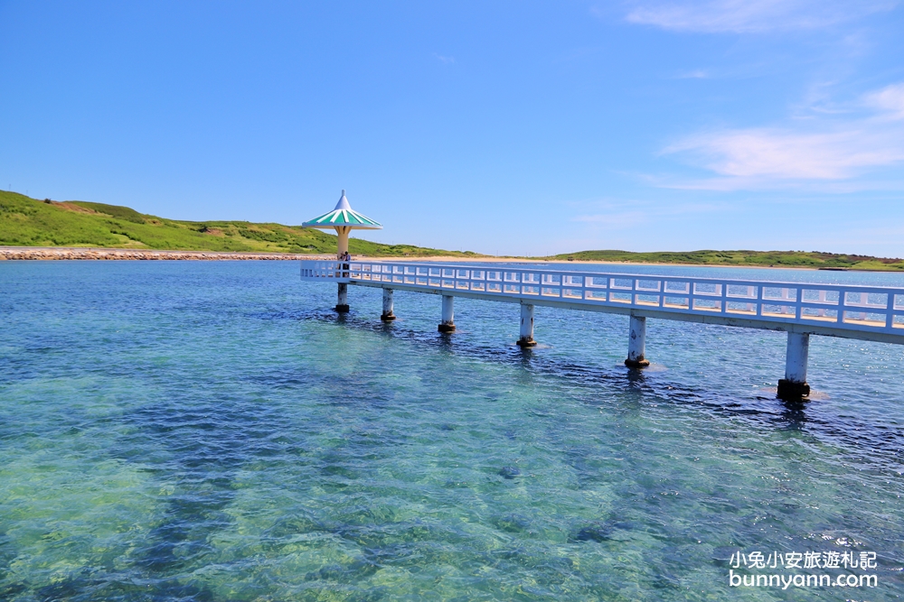 澎湖景點西嶼小池角雙曲橋，彷彿倘佯馬爾地夫浪漫海平面