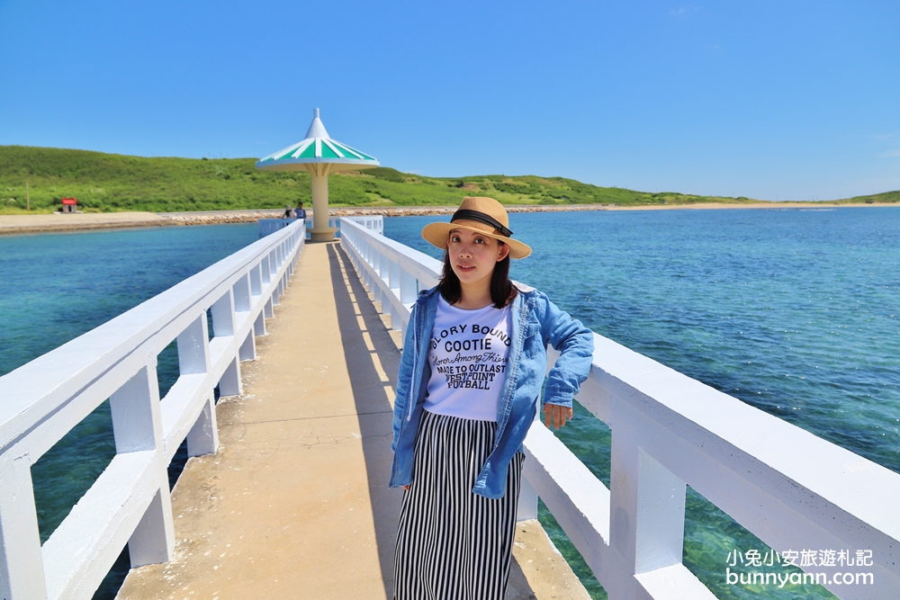 澎湖景點西嶼小池角雙曲橋，彷彿倘佯馬爾地夫浪漫海平面