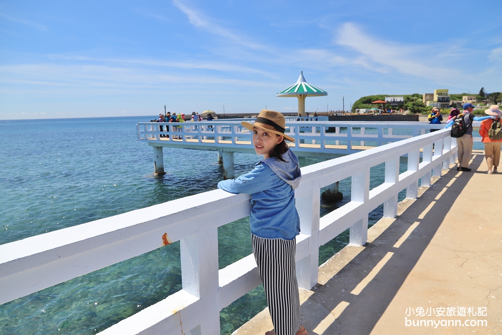 澎湖景點西嶼小池角雙曲橋，彷彿倘佯馬爾地夫浪漫海平面