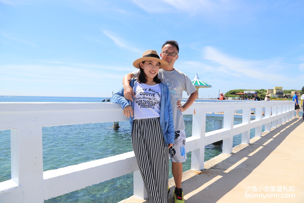 澎湖景點西嶼小池角雙曲橋，彷彿倘佯馬爾地夫浪漫海平面