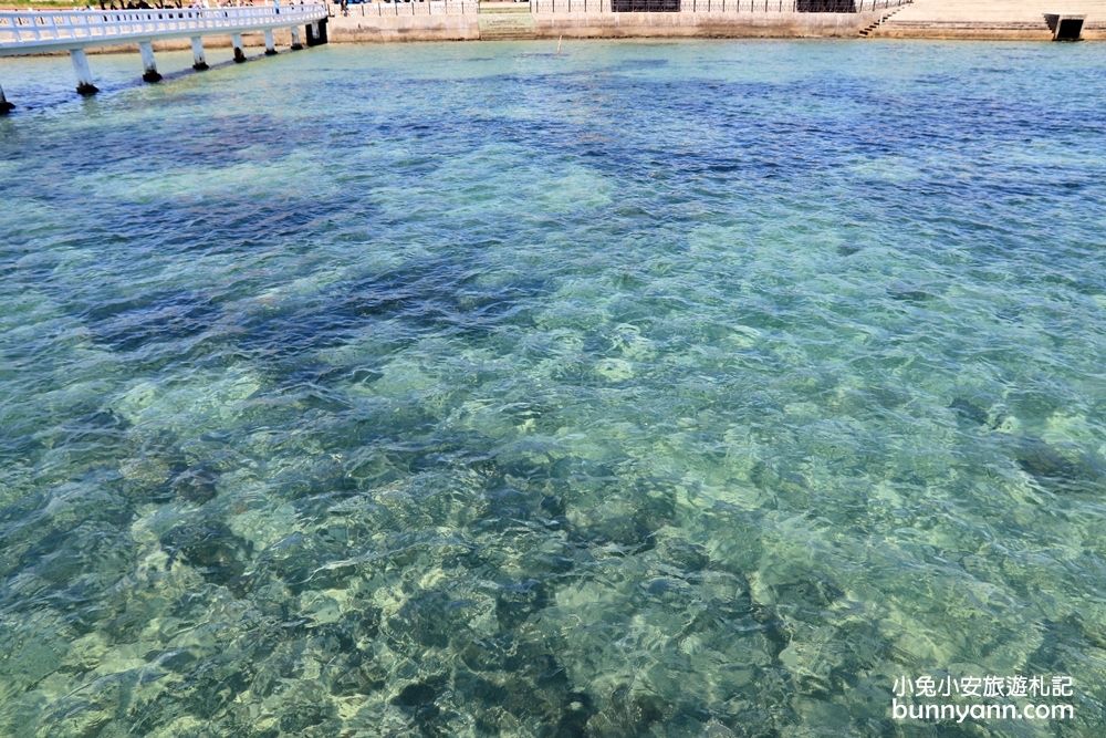 澎湖景點西嶼小池角雙曲橋，彷彿倘佯馬爾地夫浪漫海平面