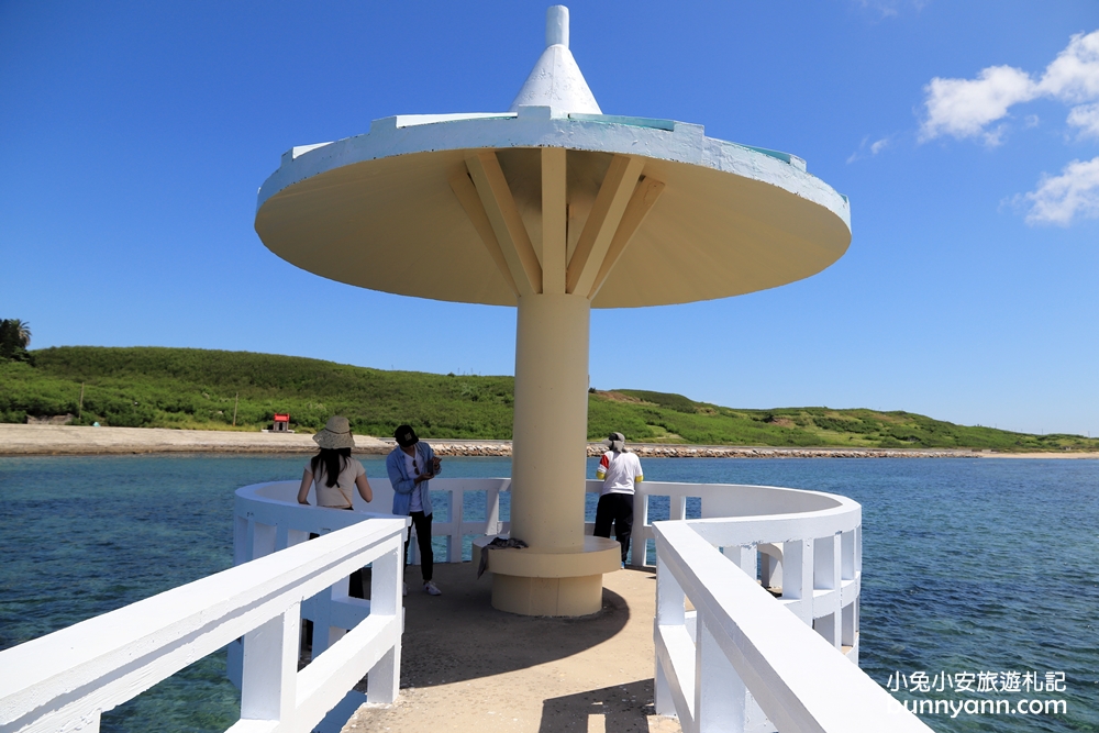 澎湖景點西嶼小池角雙曲橋，彷彿倘佯馬爾地夫浪漫海平面