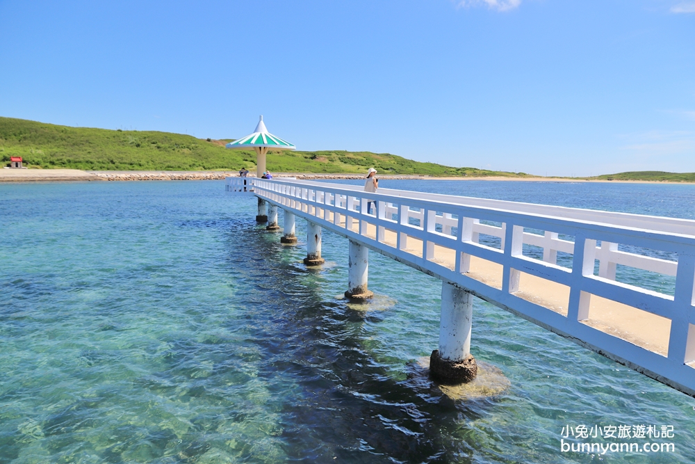 澎湖景點西嶼小池角雙曲橋，彷彿倘佯馬爾地夫浪漫海平面