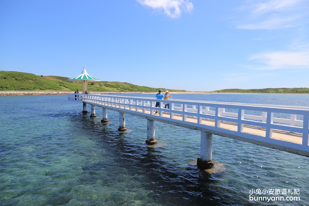 澎湖景點西嶼小池角雙曲橋，彷彿倘佯馬爾地夫浪漫海平面