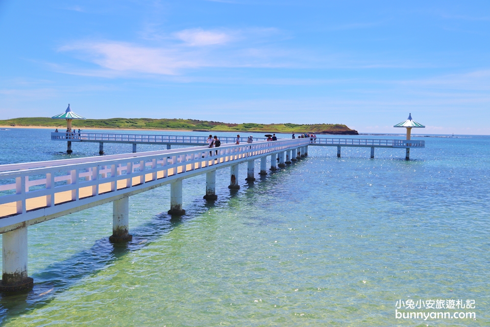 澎湖景點西嶼小池角雙曲橋，彷彿倘佯馬爾地夫浪漫海平面