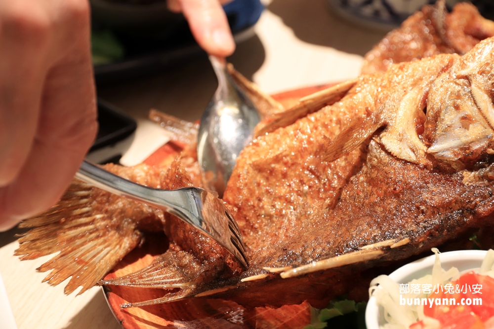 新莊美食「饗泰多宏匯店」來吃月亮蝦餅，環境、交通、菜單一次攻略。