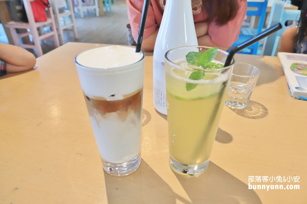 看海喝一杯「白日夢tea & cafe」發呆看海、漂流木迷宮，海景下午茶～