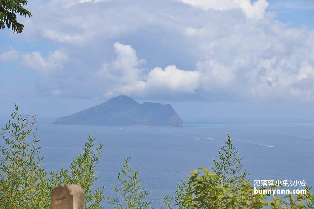 宜蘭》免費入城！漫步金車伯朗咖啡城堡，眺望湛藍大海與龜山島，看海喝咖啡好愜意！