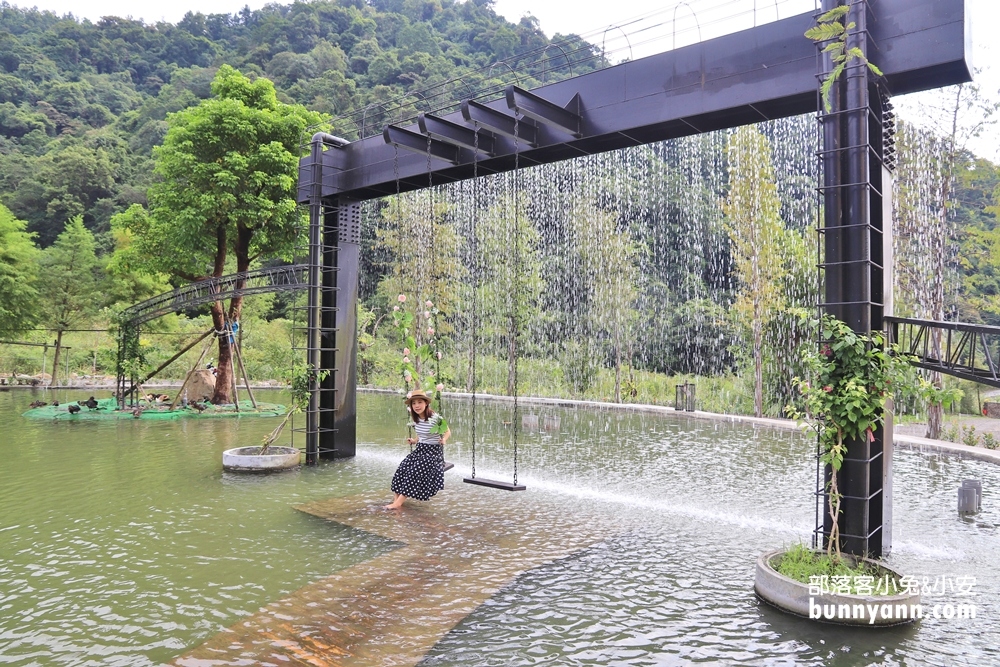 宜蘭私房推薦！鳳梨屋水上莊園，夢幻水簾鞦韆和鳳梨泳池也太好玩