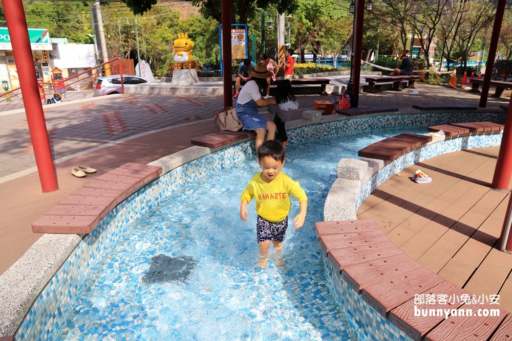 【台中】谷關溫泉公園，無料戶外溫泉美人足湯，泡完皮膚滑溜溜